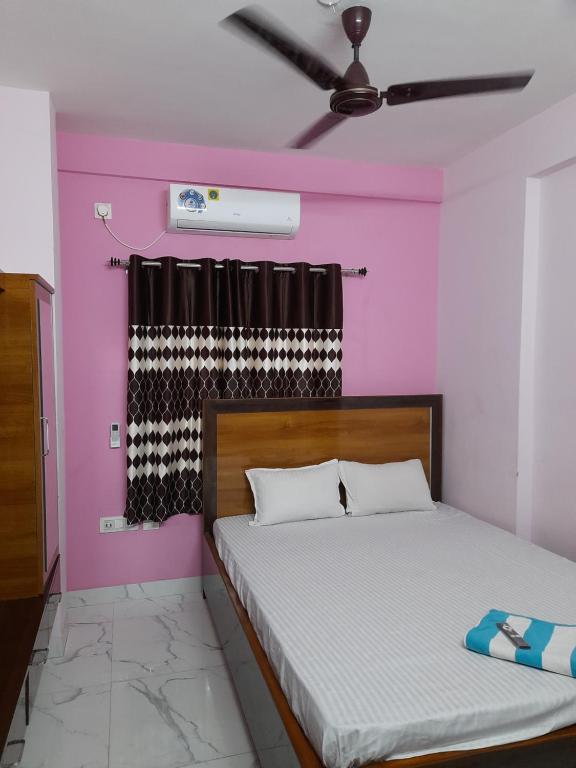 Postel nebo postele na pokoji v ubytování Garden Guest House 250m from VFS Global & Rene Tower , acropolis mall