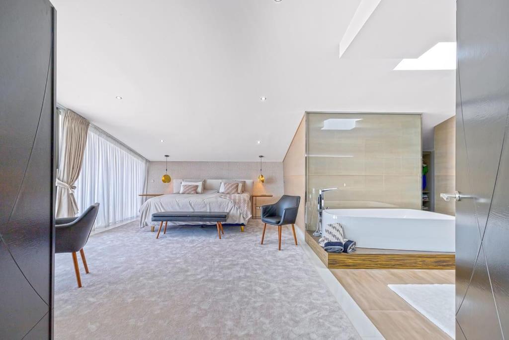 Posteľ alebo postele v izbe v ubytovaní Espectacular Villa in Higueron