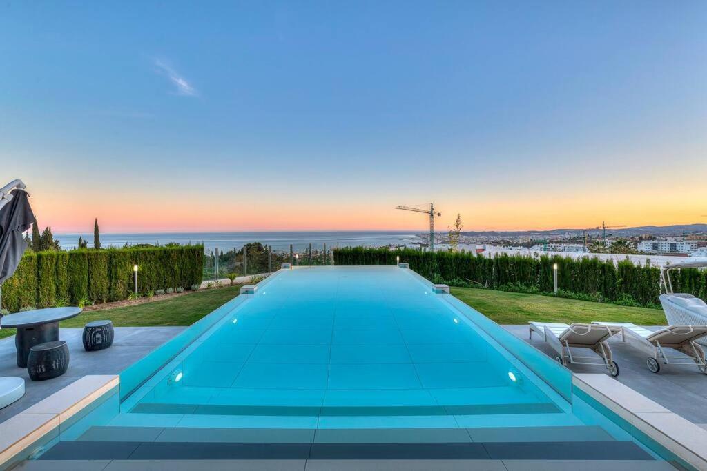 Bazén v ubytovaní Espectacular Villa in Higueron alebo v jeho blízkosti