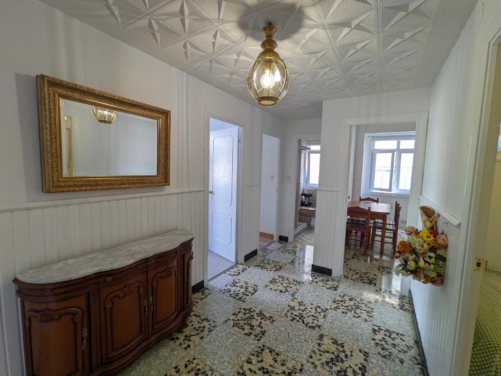 pasillo de una casa con espejo y mesa en Apartamento Vila Morena, en Malpica de Bergantiños