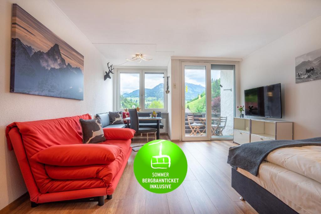 une chambre avec un lit, un canapé et une chaise dans l'établissement Oberstdorfer Bergwelt 108, à Oberstdorf