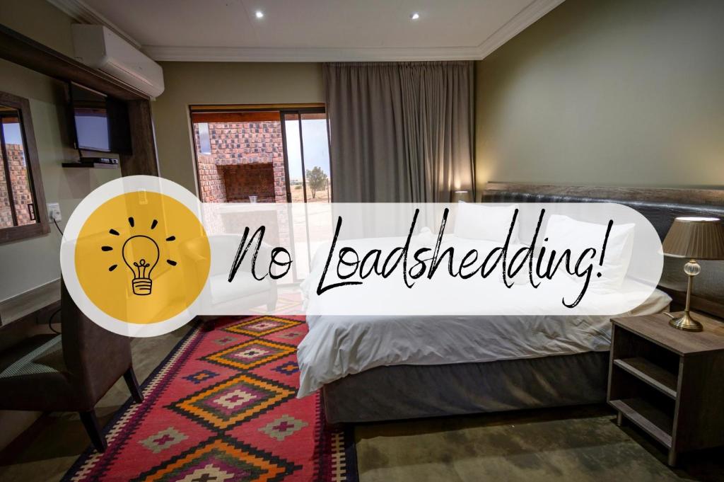 Una habitación con una cama con un cartel que me dice liderazgo en Sangiro Game Lodge, en Bloemfontein