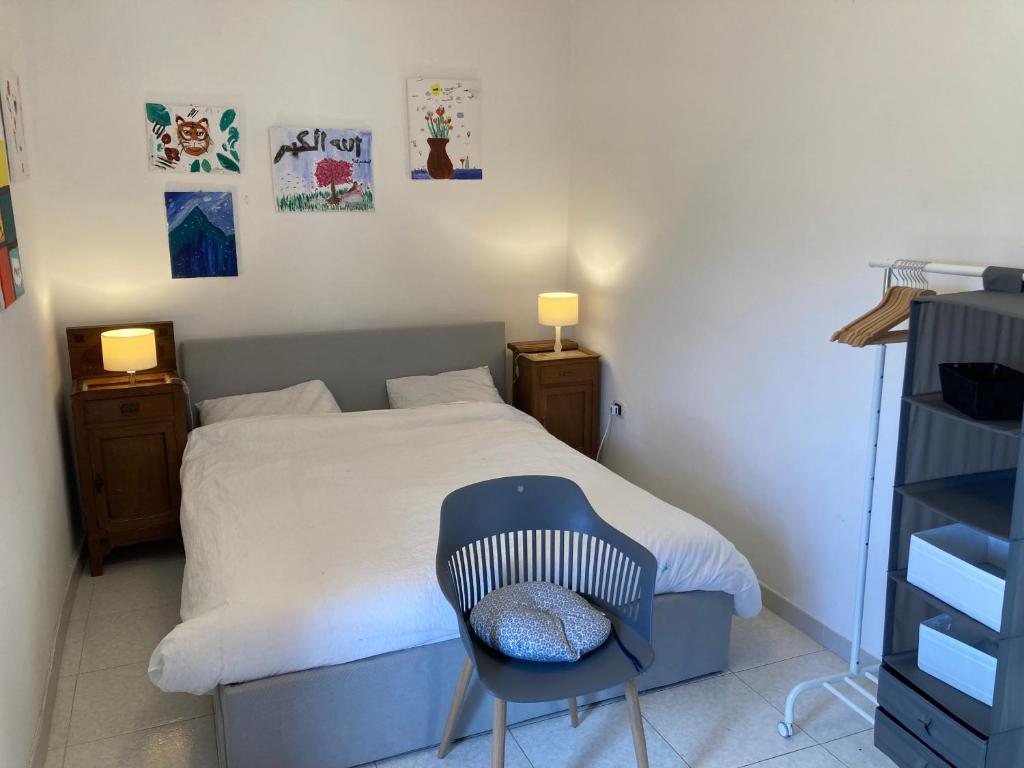 1 dormitorio con 1 cama y 1 silla azul en Casa Romeo, en SantʼArcangelo