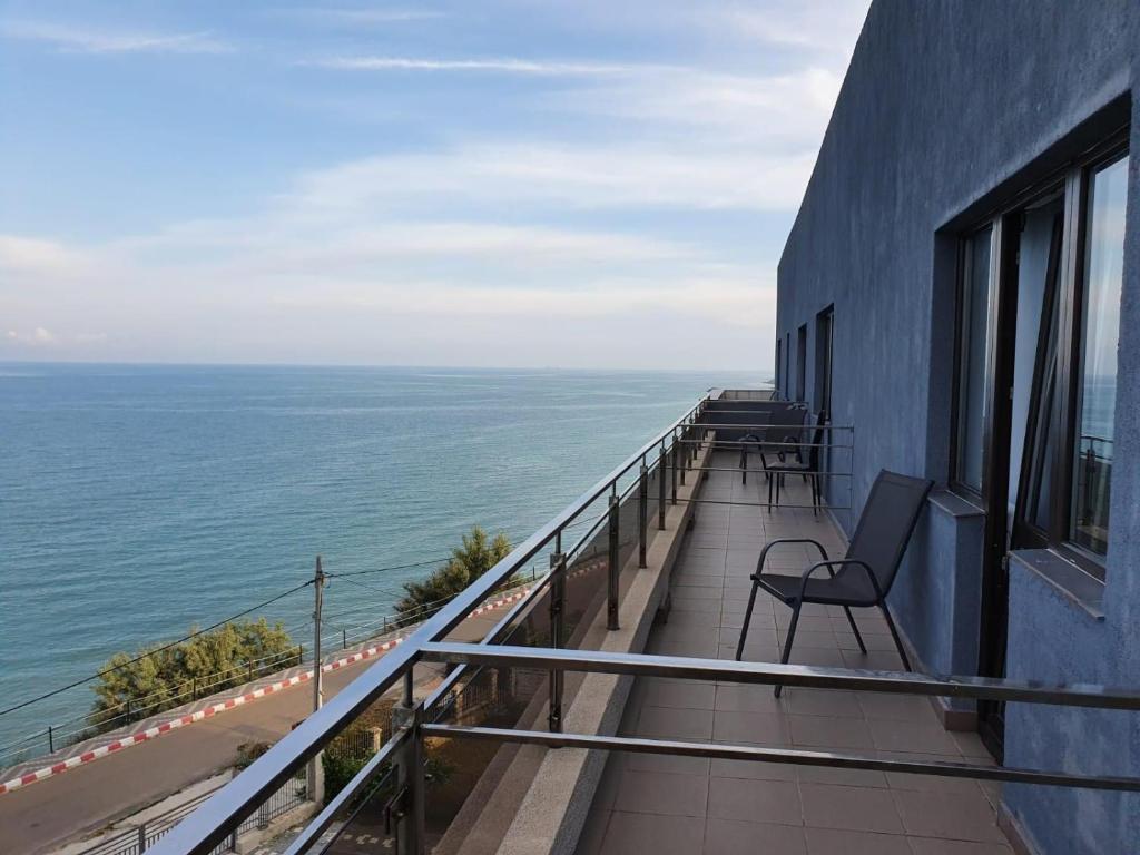 balcone di un edificio con vista sull'oceano di Seaside Inn & Suites a Costinesti