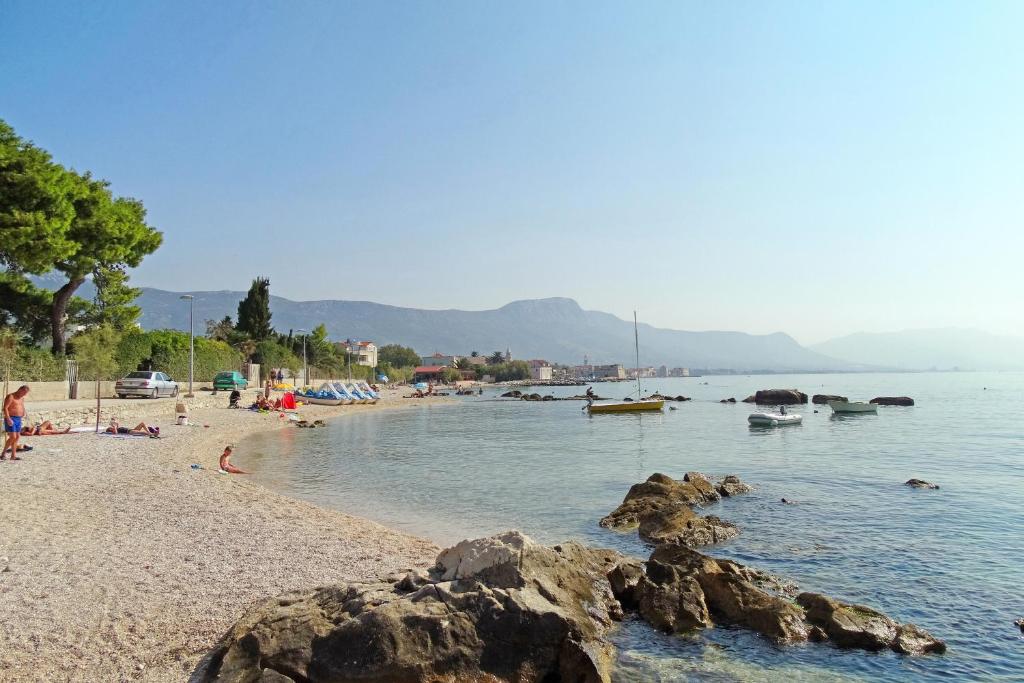 Fotografia z galérie ubytovania Family friendly apartments with a swimming pool Kastel Stafilic, Kastela - 18062 v destinácii Kaštela