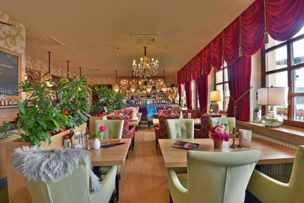 Restoran või mõni muu söögikoht majutusasutuses Riverdam Boutique Hotel