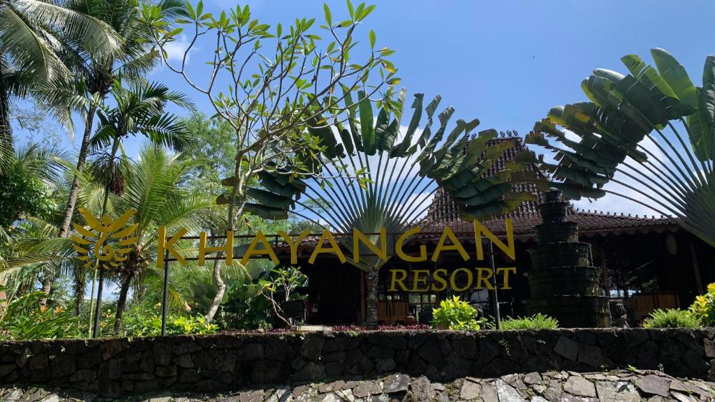un letrero para la entrada al complejo hawaiano en Khayangan Resort Yogyakarta, en Balong