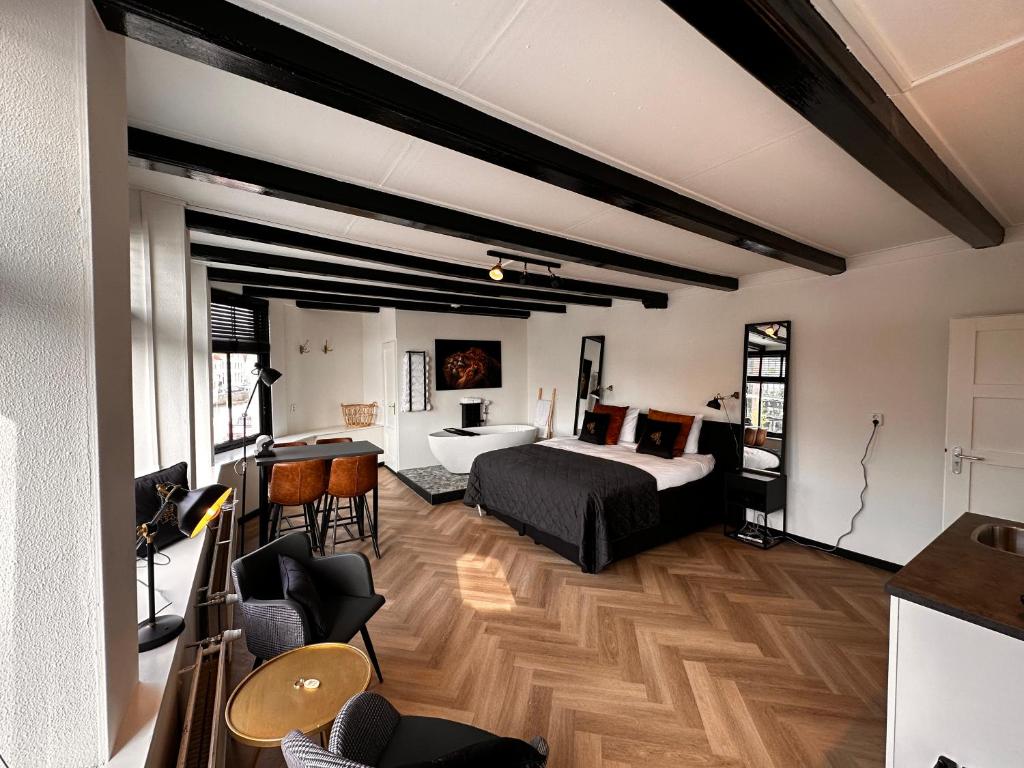 Schlafzimmer mit einem Bett, einem Tisch und Stühlen in der Unterkunft Borrel & Bed Onder zeil in Zwolle