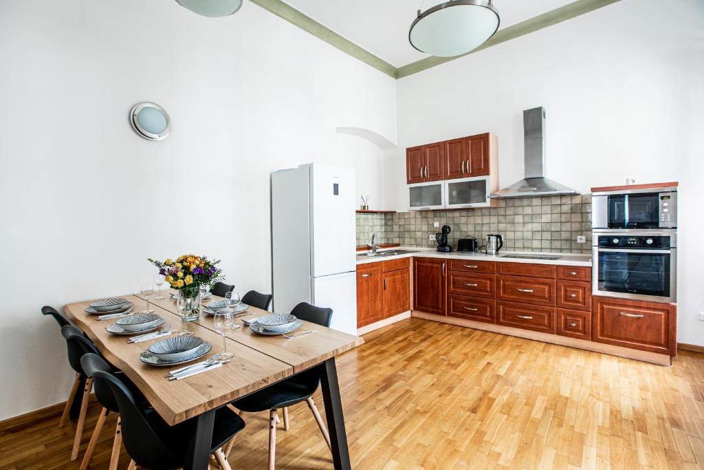 Kuchyň nebo kuchyňský kout v ubytování New Stylish 3 Suites Bedrooms Apt in Mala Strana - N2nd