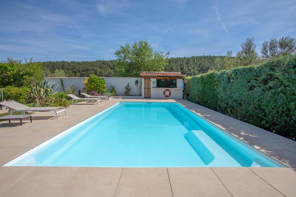 uma piscina no quintal de uma casa em le Motu em Cuers