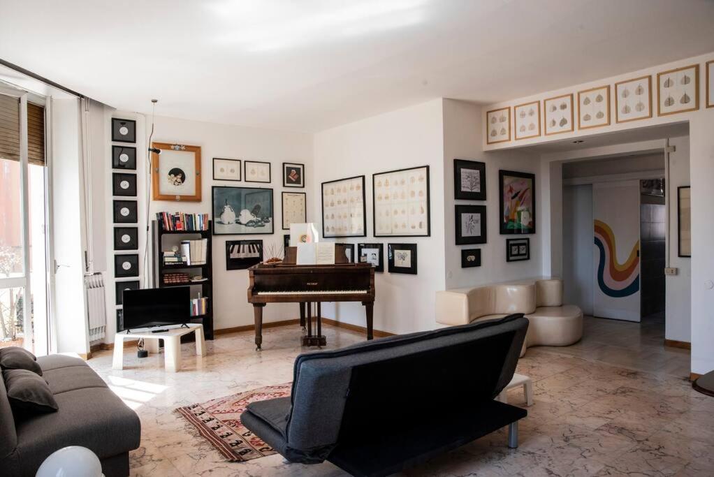 - un salon avec un piano et un canapé dans l'établissement La Casa dell’Artista, à La Spezia