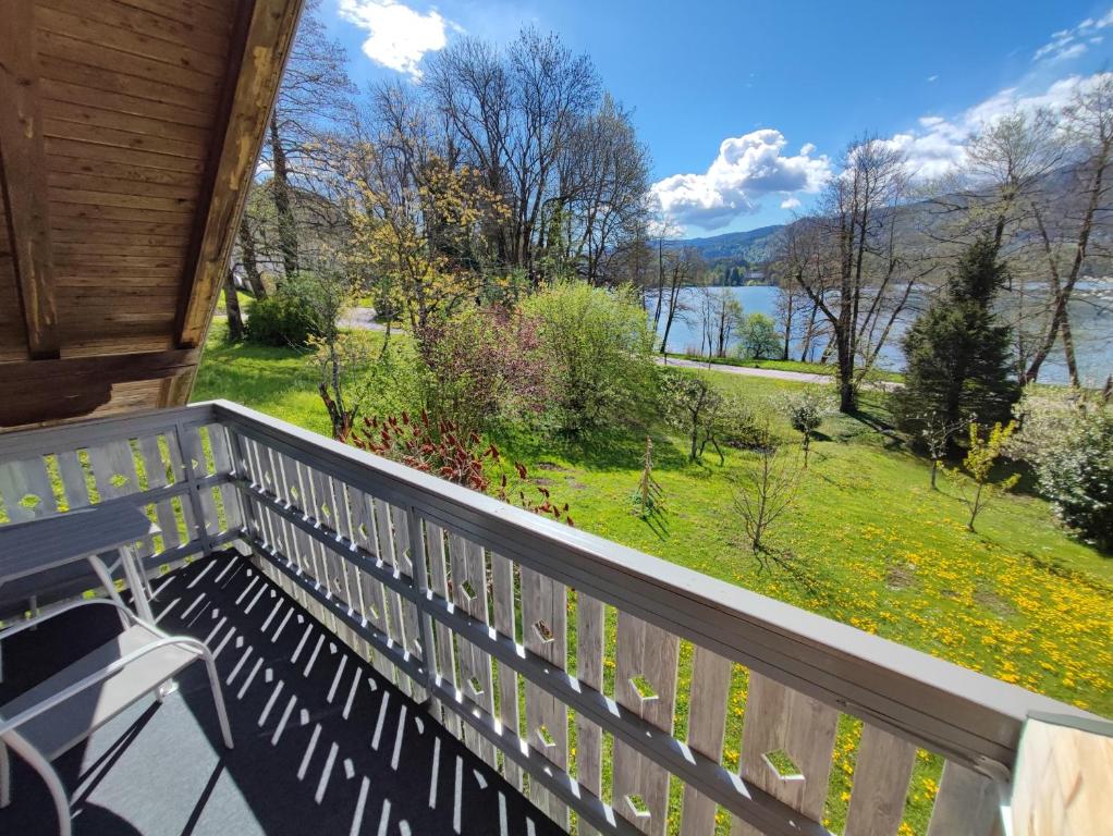 porche con banco y vistas al lago en Lake House Sebanc, en Bled