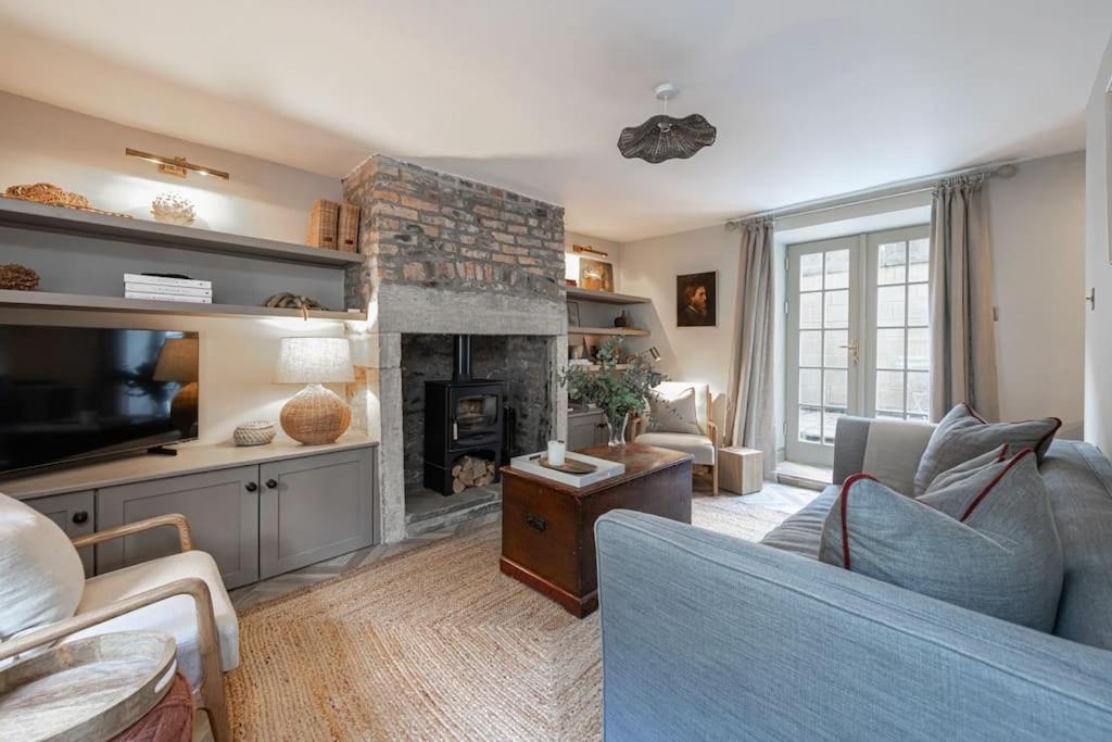 un soggiorno con divano e camino di Farriers Cottage-Tranquil Haven, Central Location! a Hexham