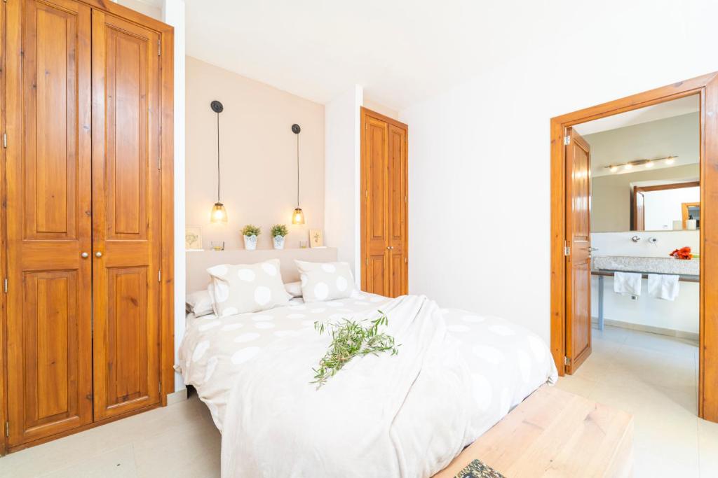 Postel nebo postele na pokoji v ubytování Finca Boutique Can Regalat