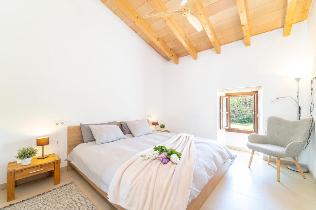 Postel nebo postele na pokoji v ubytování Finca Boutique Can Regalat