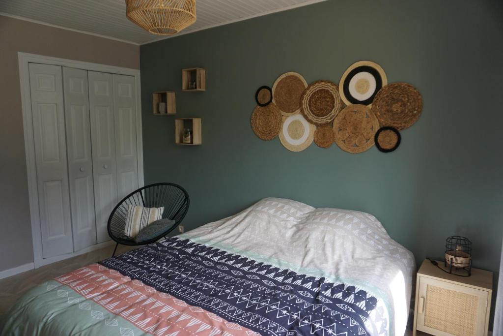 um quarto com uma cama e alguns pratos na parede em Appartement Davézieux em Davézieux