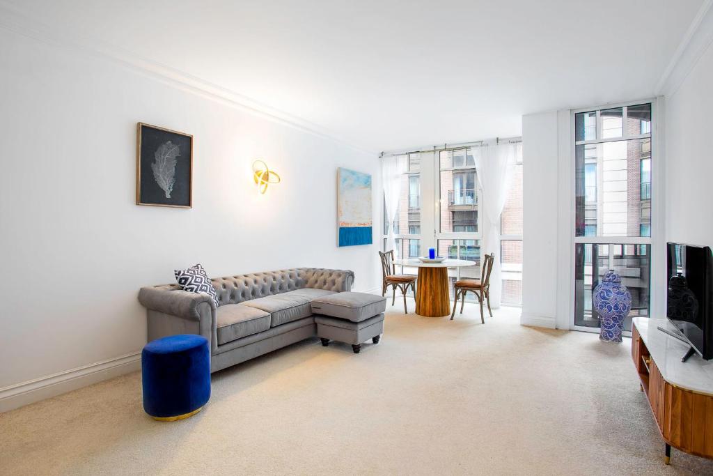 a living room with a couch and a table at Fabulous Westminster Flat in London