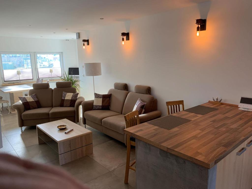 ein Wohnzimmer mit einem Sofa und einem Tisch in der Unterkunft NEU! Ferienwohnung MOIN in Langwedel