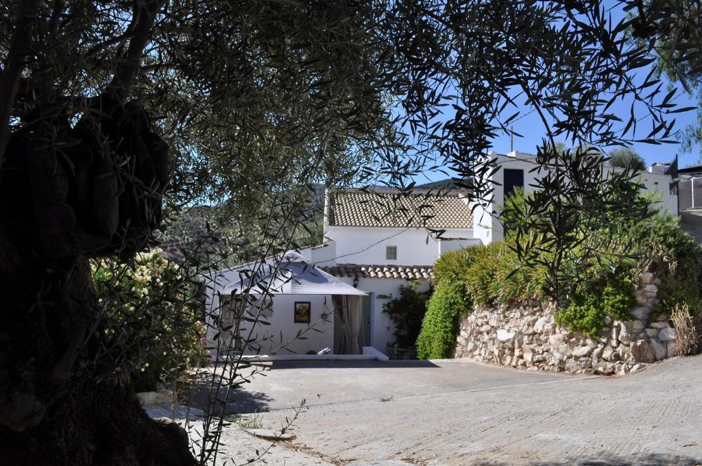 Uma casa branca com uma entrada à frente. em La Estrellita em Iznájar