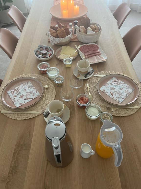 Mina en Family Bed and Breakfast في Meise: طاولة عليها أطباق من الطعام والشموع