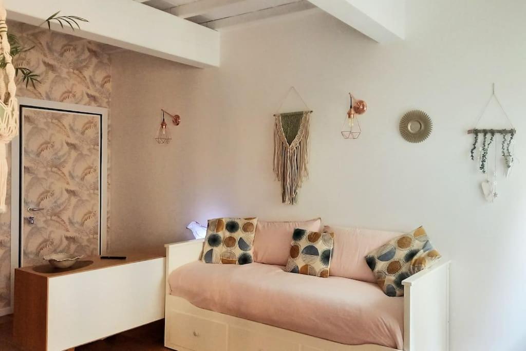 ein Wohnzimmer mit einem Sofa mit Kissen darauf in der Unterkunft La Plume in Parma