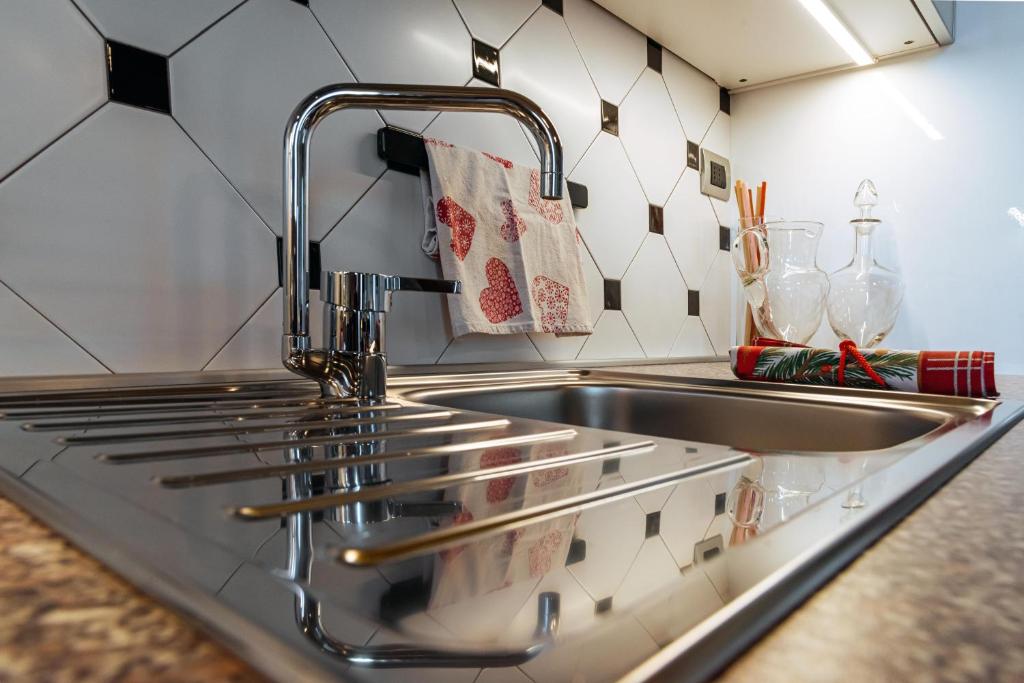 A kitchen or kitchenette at Appartamento incantevole con parcheggio privato