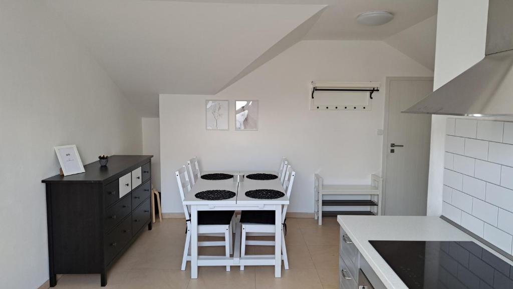Kuchyň nebo kuchyňský kout v ubytování Apartman FARMA HRADEC