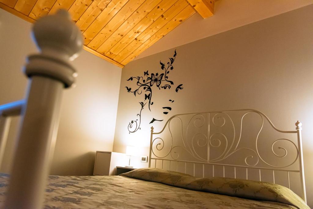 A bed or beds in a room at Appartamento incantevole con parcheggio privato