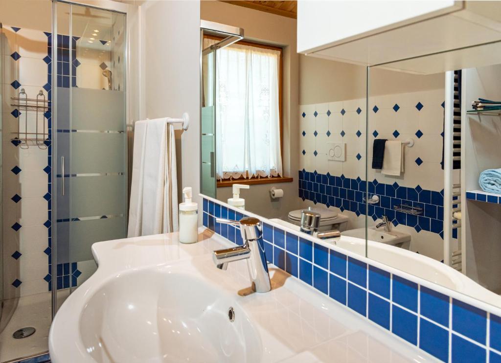 A bathroom at Appartamento incantevole con parcheggio privato