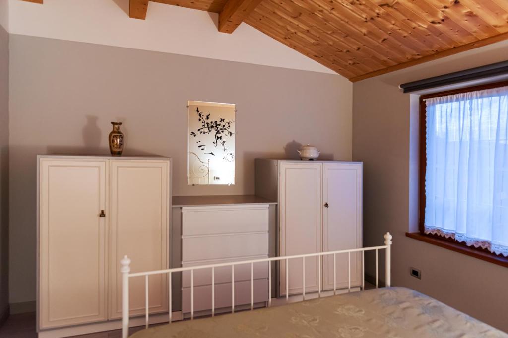 A bed or beds in a room at Appartamento incantevole con parcheggio privato
