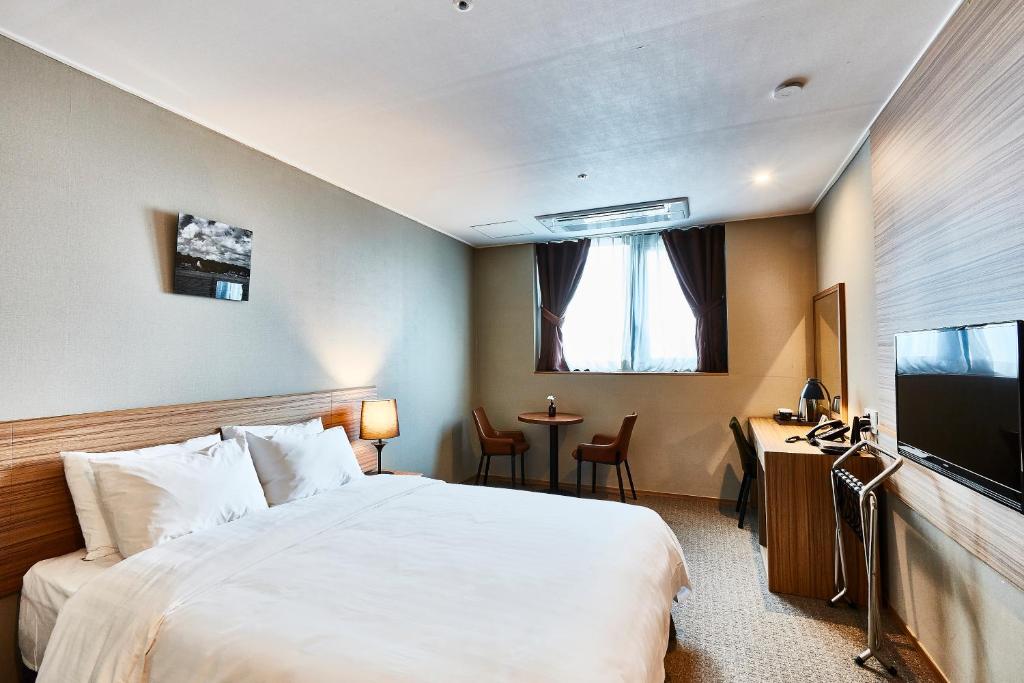 Postel nebo postele na pokoji v ubytování The Interra Hotel Pyeongtaek