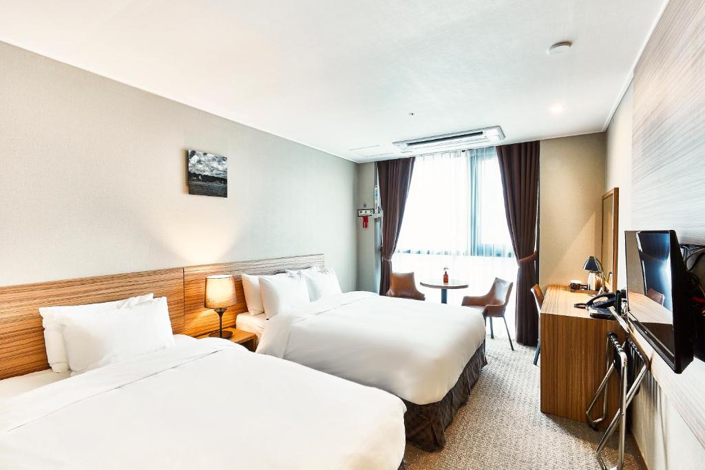 Postel nebo postele na pokoji v ubytování The Interra Hotel Pyeongtaek