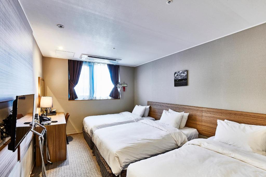 Postel nebo postele na pokoji v ubytování The Interra Hotel Pyeongtaek