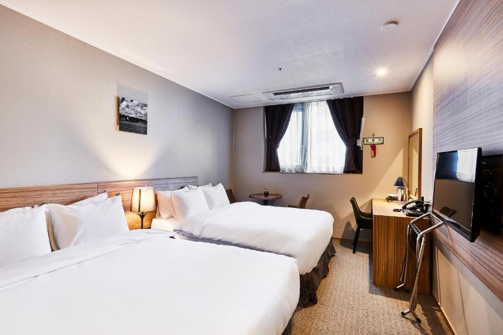 Postel nebo postele na pokoji v ubytování The Interra Hotel Pyeongtaek