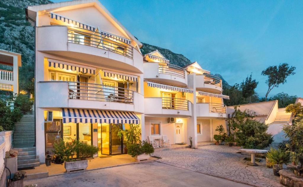 um grande edifício branco com muitas janelas em Majka Apartments em Kotor