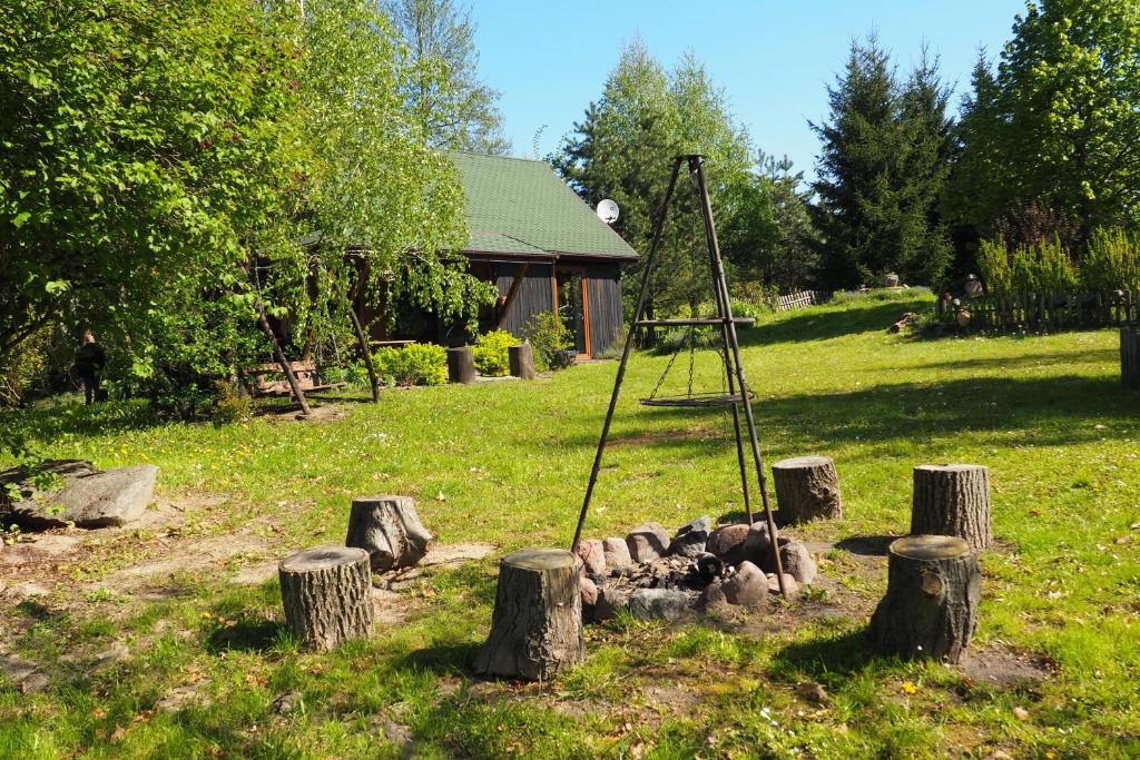 een groep houtblokken en een schommel in een tuin bij Małe Mazury in Kazimierz Dolny