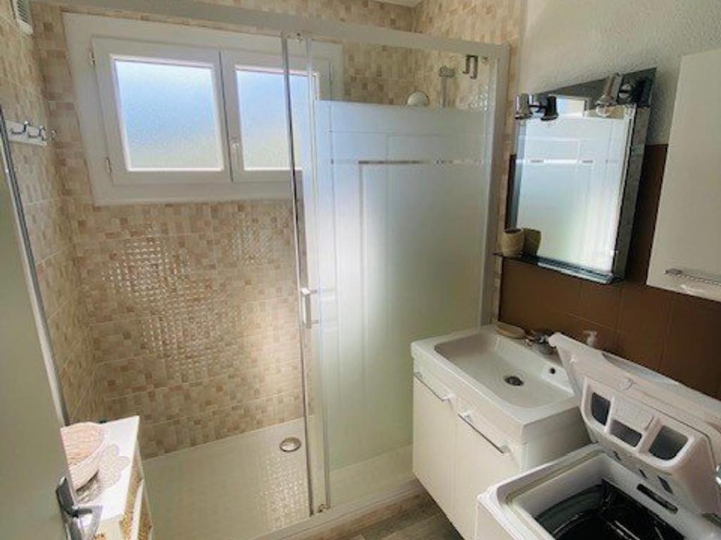 Kúpeľňa v ubytovaní Studio Confortable avec Balcon, Clim, Wi-Fi, Proche Thermes et Centre-ville, Animaux Bienvenus - FR-1-703-118