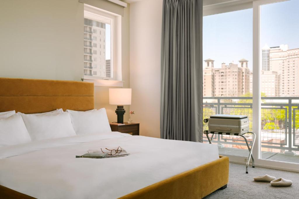 een hotelkamer met een bed en een groot raam bij Sonder Midtown South in Atlanta