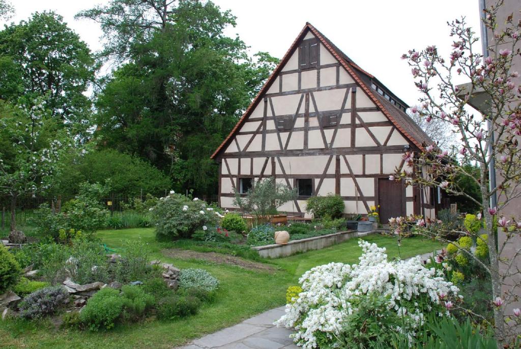 una casa antigua con un jardín delante de ella en Monte Maurizio, en Röthenbach an der Pegnitz