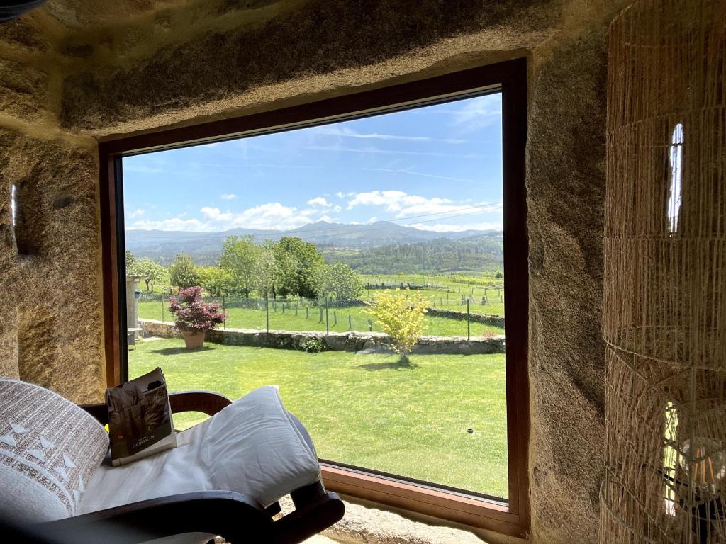 ventana en una habitación con vistas al campo en O Balcon Do Oitaven, vuestra finca privada en Galicia, en Pontevedra