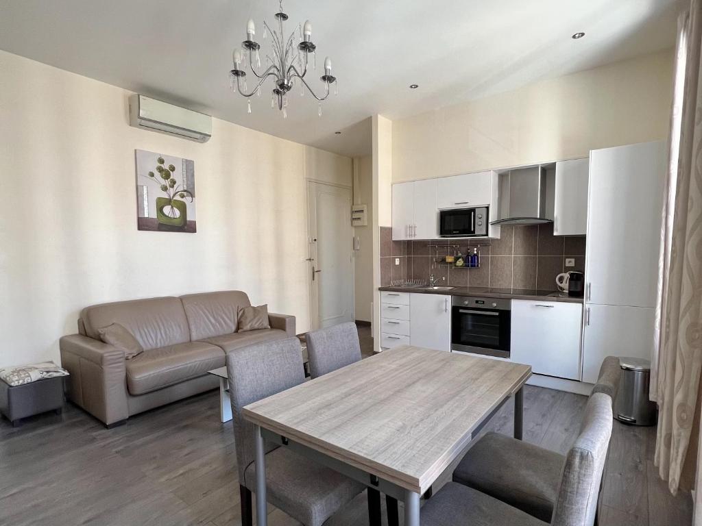un salon avec une table et un canapé dans l'établissement Cannes Centre, 3 Chambres, Plage et La Croisette à 50m, à Cannes