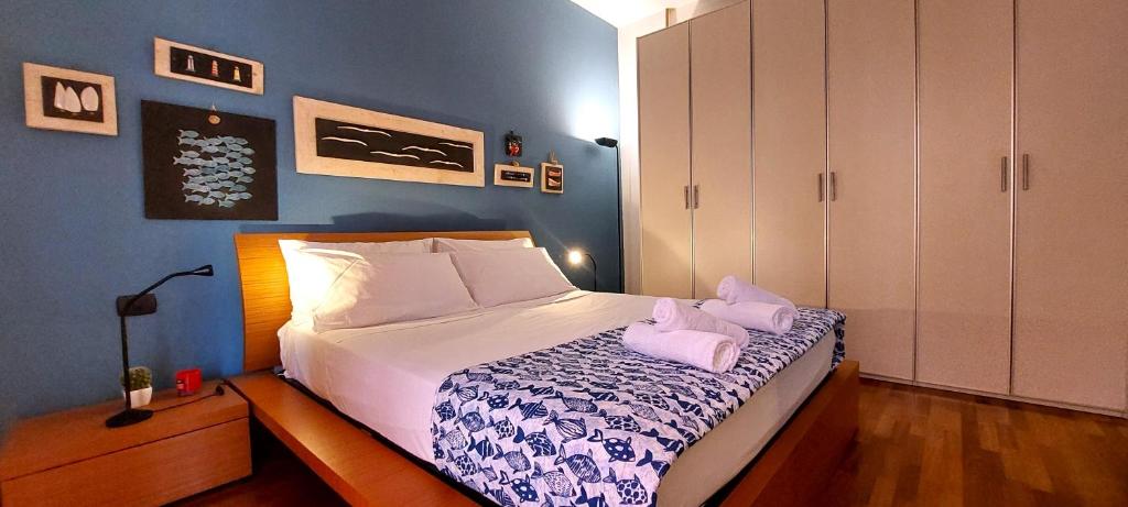 een slaapkamer met een bed met twee handdoeken erop bij CasAmare Portovenere in Portovenere