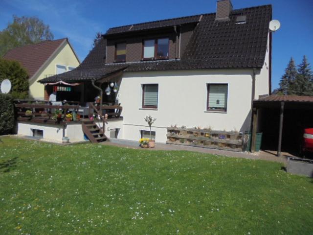 una gran casa blanca con parque infantil en el patio en Ferienwohung am Stadtrand von Rostock, en Rostock