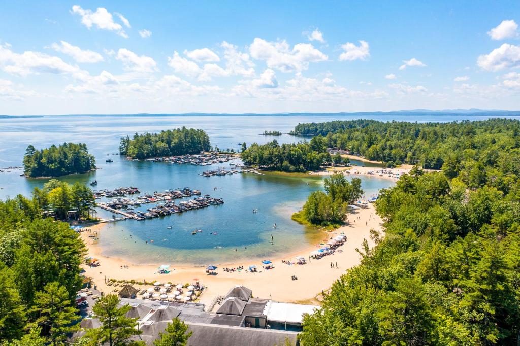 een luchtzicht op een strand aan een meer bij Point Sebago Resort in Casco