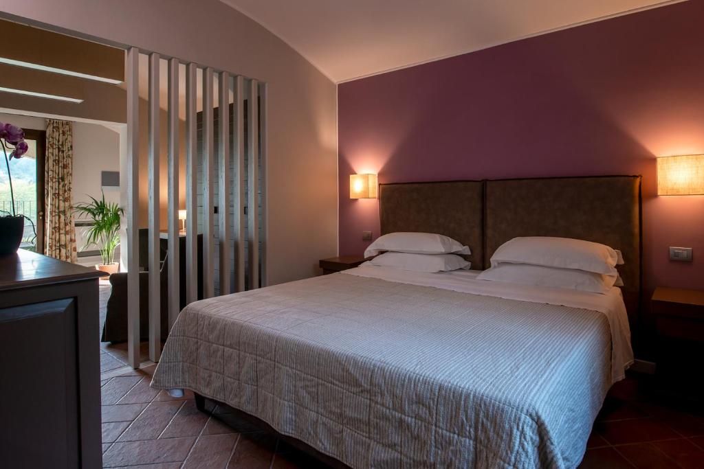 Łóżko lub łóżka w pokoju w obiekcie Altarocca Wine Resort Adults Only