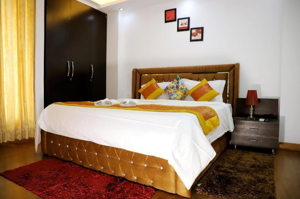 新德里的住宿－DIVINE INDIA SERVICE APARTMENT 3BHK, J-215 SAKET，一间卧室,卧室内配有一张大床