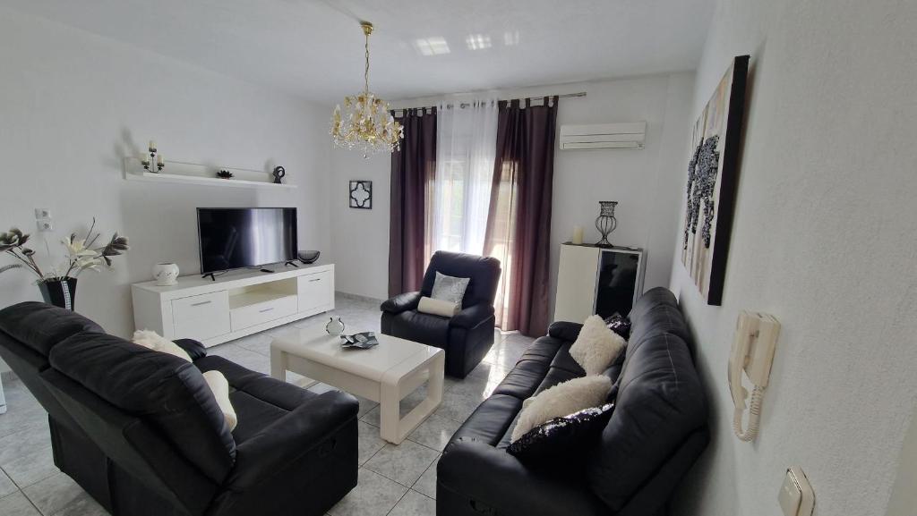 TV a/nebo společenská místnost v ubytování Doukas Aparthotel