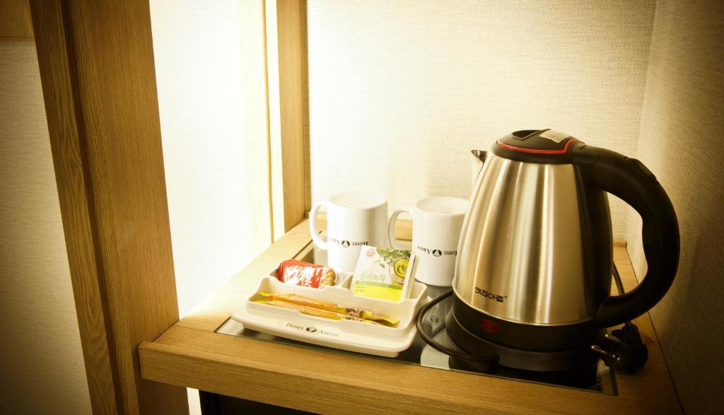 Příslušenství pro přípravu čaje a kávy v ubytování Ariana Hotel