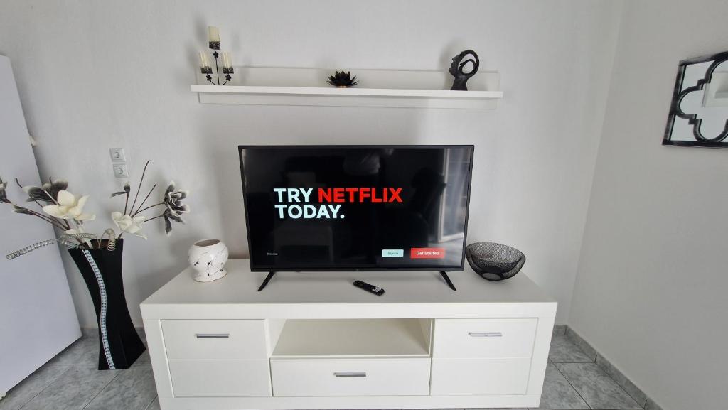 TV a/nebo společenská místnost v ubytování Doukas Aparthotel