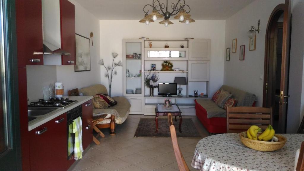 cocina y sala de estar con mesa en Casa vacanze Maria su Castro Marina, Lecce - Salento en Vignacastrisi